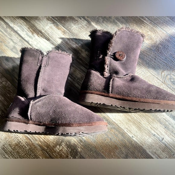 UGG Classic Bailey Boots With Buttons • Dark Brown Leather • Sheepskin • sz W6 - Picture 8 of 16